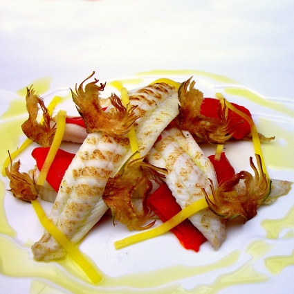 Lenguado con chips de alcachofa, pimiento y mango