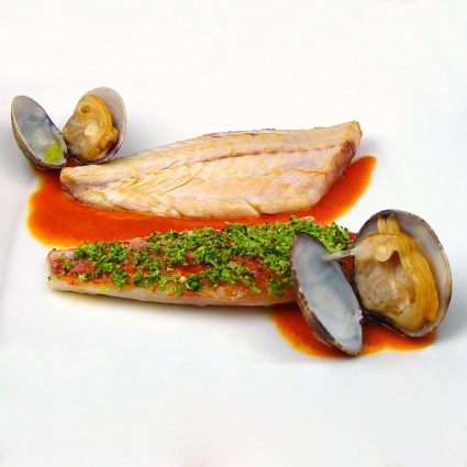 Salmonetes y almejas con piperrada roja y panada verde