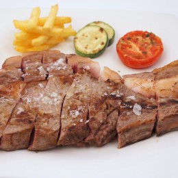 Chuletón de ternera asado con guarnición hortelana