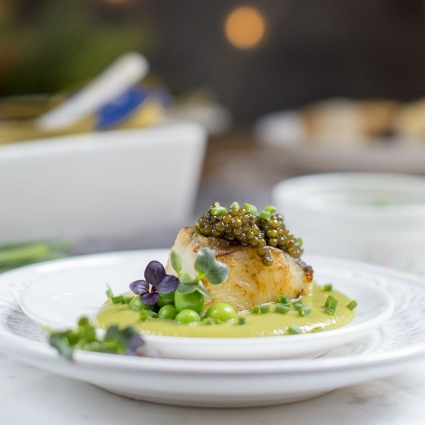 Merluza con Caviar del Tíbet y crema de guisantes