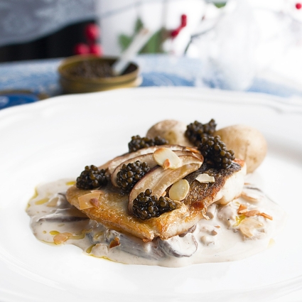 Lubina con salsa cremosa de boletus, almendras y Caviar del Tíbet