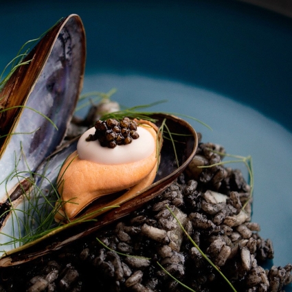 Arroz Negro con su alioli y Caviar del Tíbet