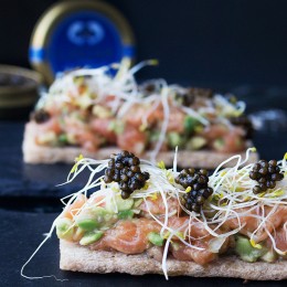 Tartar de salmón con brotes...