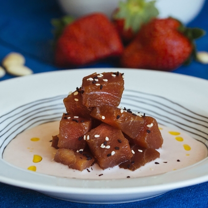 Atún marinado sobre ajoblanco de fresas