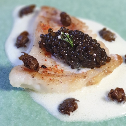 Raya a la mantequilla, alcaparra y Caviar del Tíbet