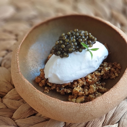 Helado de coco, tierra picante de cacahuete y Caviar del Tíbet