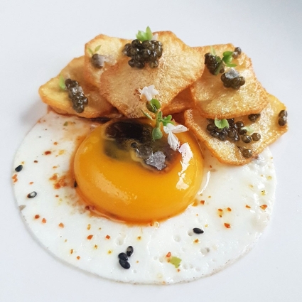 Yema inyectada en jugo de gamba, patatas crujientes y Caviar del Tíbet