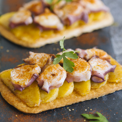 Tosta de hojaldre con pulpo y manzana