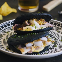 Arepas negras rellenas de calamar con alioli